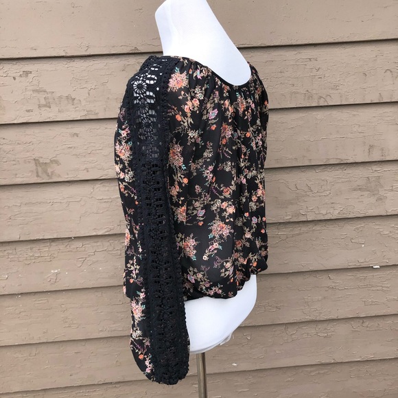 ☀️☀️☀️ 4/$20 American Rag floral boho top! - Picture 4 of 8